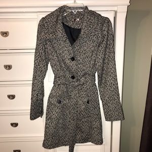 Blk & Wht herringbone coat w/tie. SMALL.worn twice